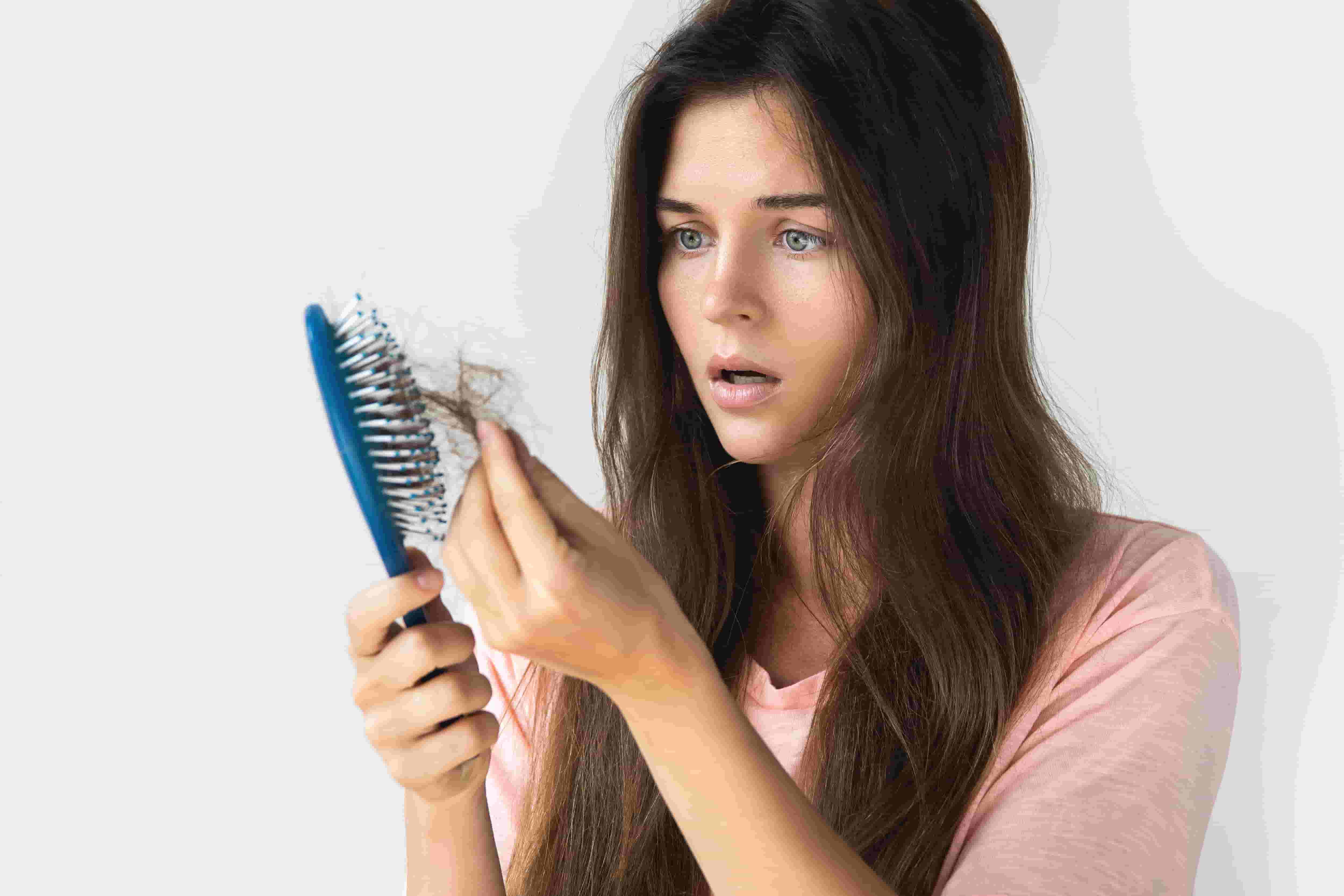 Solutions naturelles contre la perte de cheveux, huiles et herbes miracles